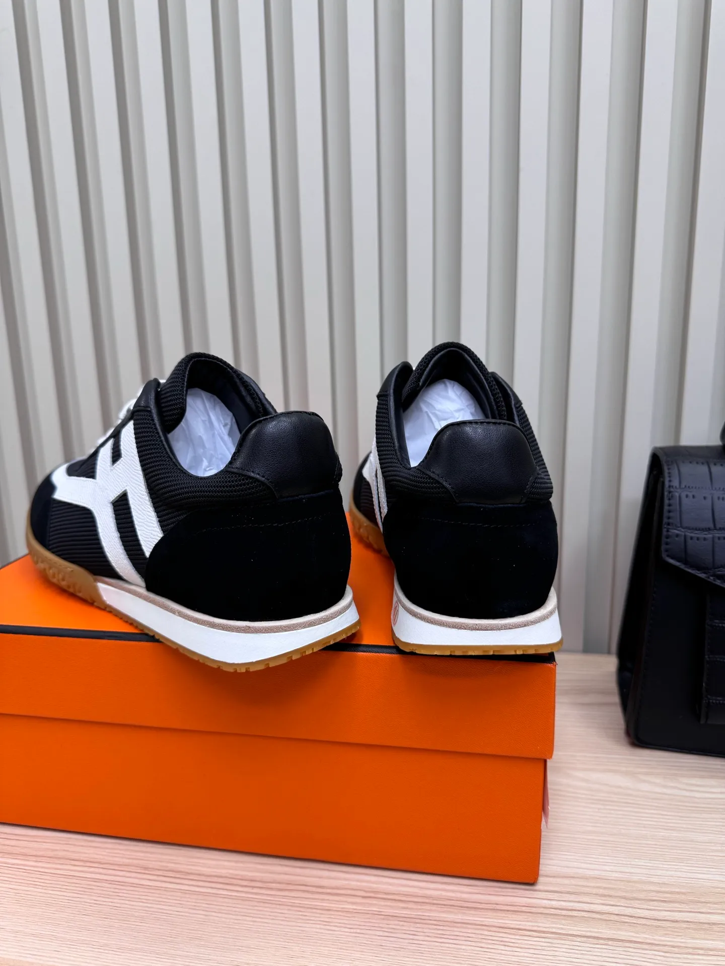 👟👟Ex-factory price 600👟👟 Hermes / Top version #couple style 24ss casual sneakers Suede goatskin sneakers decorated with contrasting patterns and iconic "H" details, beautifully packaged at the delivery counter🛍📦 Fabric: suede + down cloth Lining: mixed sheep lining Outsole: original TPU Bottom thickness: 2CM Size: 35-45